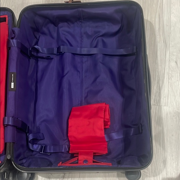 Away luggage/suitcase in medium size, limited edition! - Picture 7 of 8